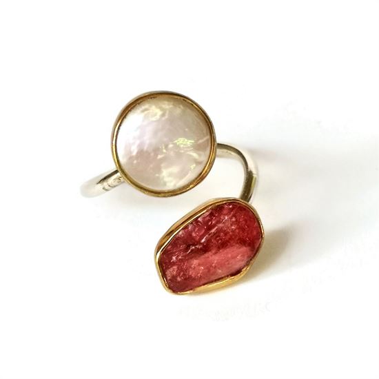 Picture of Χειροποίητο Ασημένιο Δαχτυλίδι με Μαργαριτάρι και Ακατέργαστο Ρουμπίνι