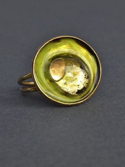 Picture of bronze ring with resin 3