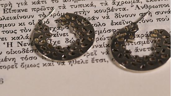 Picture of Σκουλαρίκι μισοφέγγαρο φλοράλ